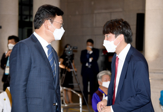 지난 15일 송영길(왼쪽) 더불어민주당 대표와 이준석(오른쪽) 국민의힘 대표가 서울 중구 문화역서울284에서 열린 제76주년 광복절 경축식에서 인사를 나누고 있다. 연합뉴스.